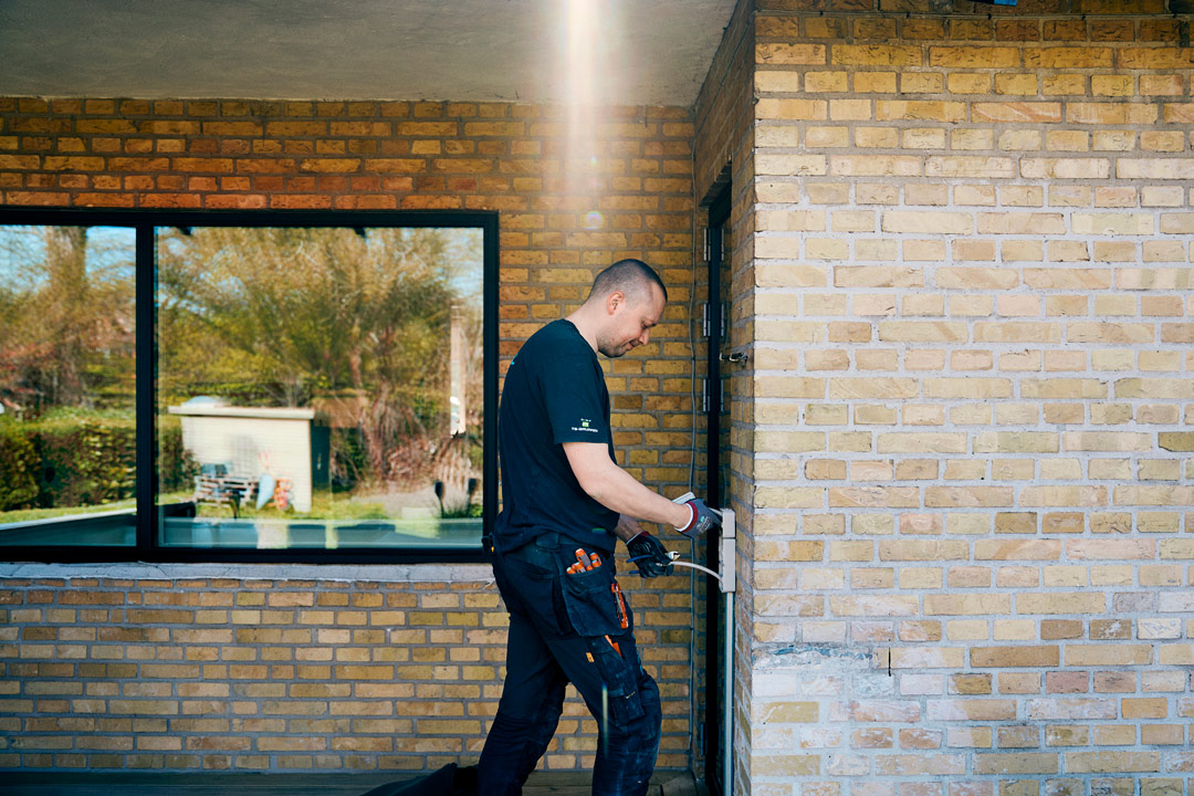 Elektriker fra Odense EL arbejder med elinstallation i privat bolig