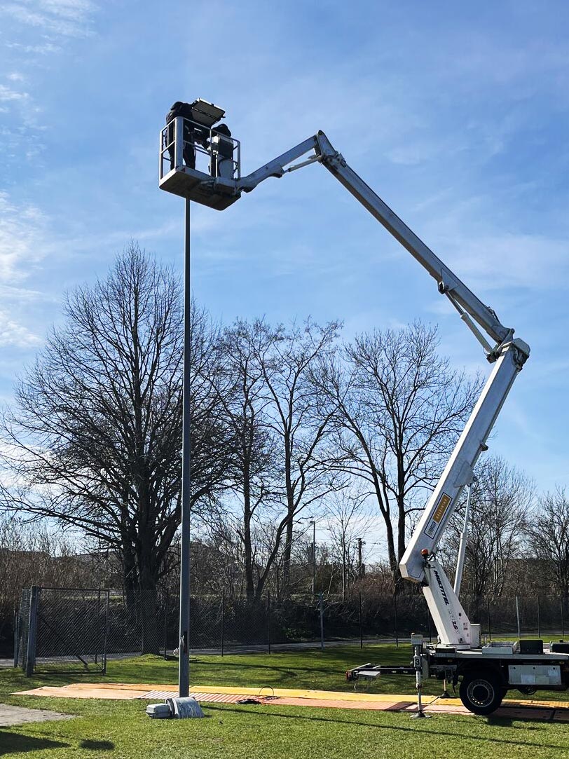 Ny LED-banebelysning installeret af Odense EL på fodboldbane i Odense