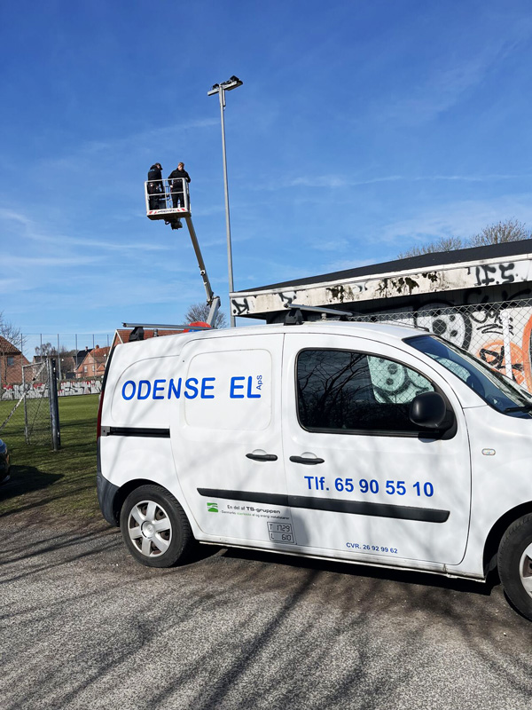 Ny LED-banebelysning installeret af Odense EL på fodboldbane i Odense